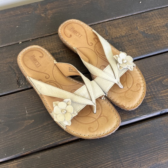 BORN Hand Crafted Gold Leather Flower Thong Sandals Shoes - Women's Size 9M - Picture 1 of 6